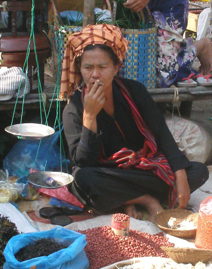 fumadora en mercado de Birmania